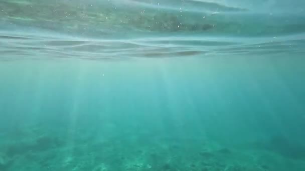 Vattnet Det Italienska Havet Med Solstrålar Som Filtrerar Genom — Stockvideo