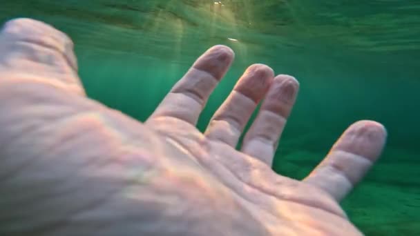 Open Hand Palm Onderwater Groen Zonlicht Water — Stockvideo