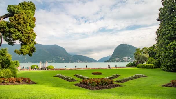 Ağustos 2023 Lugano Sviçre Göl Kenarındaki Bahçe Dağlar Insanlar Hareket — Stok video