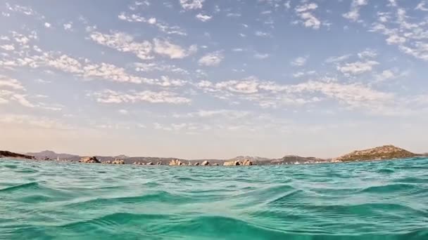Kamera Vstupuje Pod Vodu Sardinského Moře — Stock video