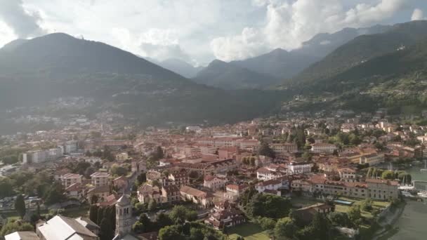 緑の山々の中のイタリアの都市のトップビュー — ストック動画