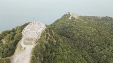 Ucunda Rocca di Manerba olan yeşil tepeler
