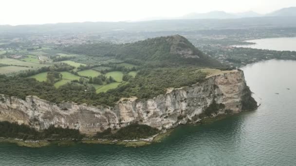 Rocas Altas Cubiertas Vegetación Frente Lago Garda Bajo Rocca Manerba — Vídeos de Stock