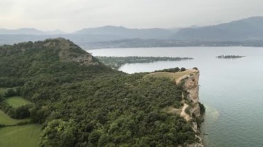 Garda Gölü 'nde orman ağaçlarıyla kaplı dağlar.