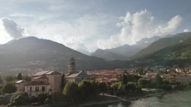 Yeşil dağların altındaki bir İtalyan şehrinin havadan görünüşü