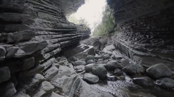 Brent Lart Sus Rocas Con Hermosas Formas Torrente Agua Aguas — Vídeos de Stock