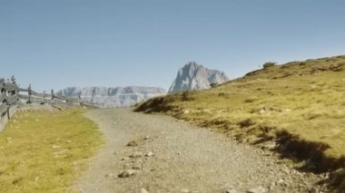 Toprak yol, İtalyan Dolomitlerinin yüksek dağlarının güzel manzarasına doğru gidiyor.
