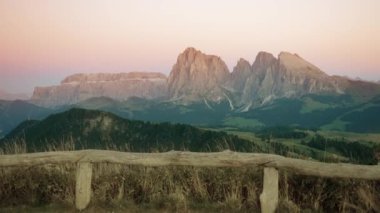 İtalyan Dolomitleri 'nde gün batımında Siusi Alpleri manzarası