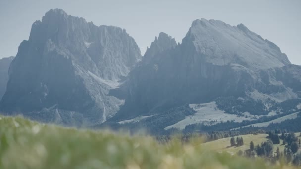 Deux Grandes Montagnes Rocheuses Appelées Sassolungo Sassopiatto — Video