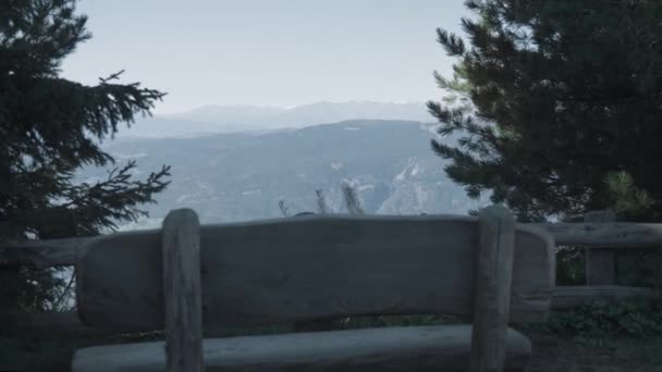 Banc Sur Les Montagnes Avec Vue Sur Vallée Été — Video