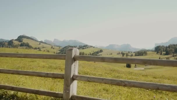 Vacker Panoramautsikt Över Gröna Sommarkullarna Siusi Alperna — Stockvideo