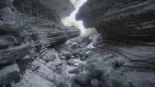 Agua Fluye Entre Grandes Rocas Rayadas Forma Cañón — Vídeos de Stock