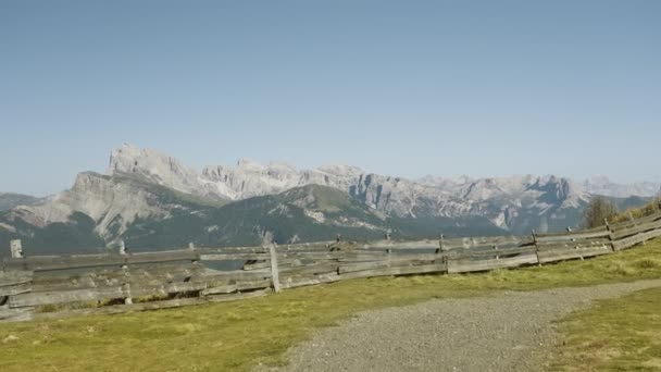 Prachtig Panoramisch Uitzicht Bergen Bedekt Met Groene Bossen Italië Siusi — Stockvideo