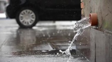 Yağmur sırasında ağır çekimde su sıçratmak.