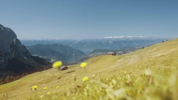Panoramisch Uitzicht Groene Bergen Zomer Twee Houten Hutten Siusi Alpen — Stockvideo