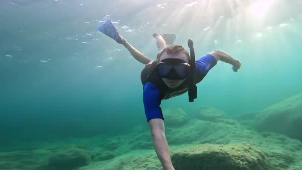 Augustus 2023 Sardinië Eiland Maddalena Man Snorkelpak Vinnen Zwemt Onder — Stockvideo