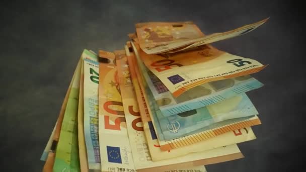 Χέρι Ρίχνει Αργή Κίνηση Σωρό Των Τραπεζογραμματίων Των Και Ευρώ — Αρχείο Βίντεο