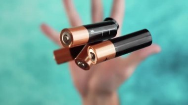 AA lityum piller yavaş çekimde elle fırlatılır.