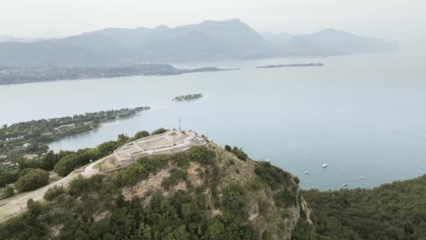 Hermoso Paisaje Del Lago Garda Italia Cruzar Rocca Manerba — Vídeos de Stock