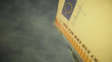 Avrupa banknotları yavaş çekimde yukarıdan düşüyor