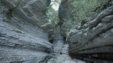 İki yüksek dağ arasındaki kanyon ve aralarındaki su akıntısı