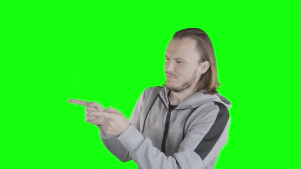 Человек Указывает Пальцами Часть Зеленого Экрана Выражая Свое Утверждение Будто — стоковое видео