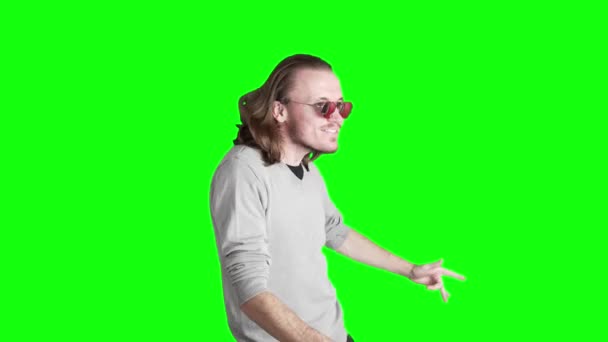 Мужчина Солнцезащитных Очках Длинных Волосах Весело Выглядящий Зеленом Экране Хроматического — стоковое видео