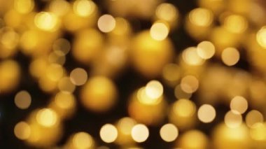 Altın çözünmüş Noel ışıkları şenlikli atmosfer yaratır