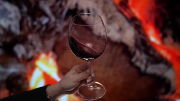 Non Muove Vino Rosso All Interno Elegante Bicchiere Davanti Camino — Video Stock