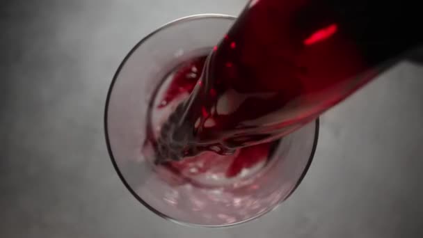 Vino Rosso Viene Versato Rallentatore Bicchiere Vino Macro Sparato Dall — Video Stock
