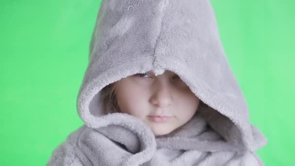 Gadis Kecil Dengan Kerudung Kepalanya Mendongak Dan Melihat Kamera Dengan — Stok Video