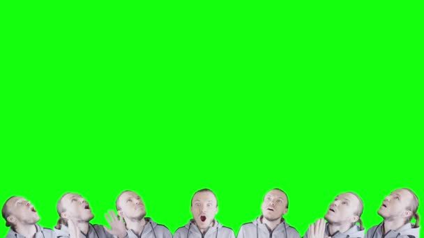 クロマキーの緑の背景に不思議の表現で開いた高揚したメンズフェイス — ストック動画
