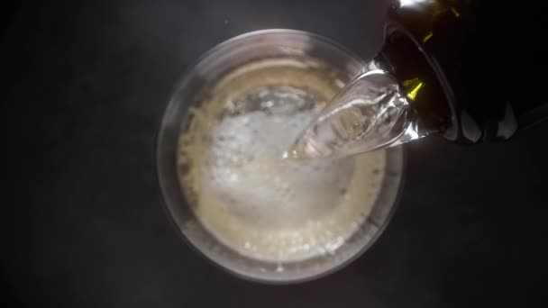 Sprankelende Wijn Gegoten Het Glas Slow Motion Macro Shot Van — Stockvideo