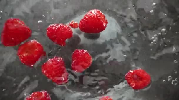 Röda Hallon Glasskål Med Vatten Inuti Bordet Skjuten Ovanifrån — Stockvideo