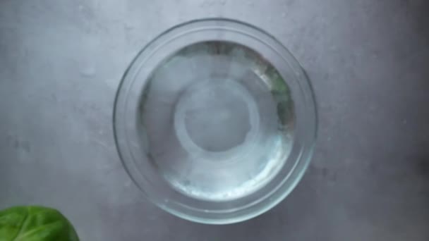 Rosenkohl Fällt Von Oben Eine Runde Glasschale Der Wasser Plätschert — Stockvideo