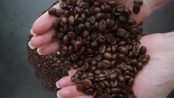 Kvinnors Handflator Droppe Hög Med Kaffebönor Bordet Slow Motion Makroskott — Stockvideo