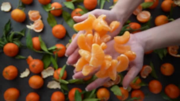 Slices Clementines Gegooid Met Handen Slow Motion Schot Van Boven — Stockvideo