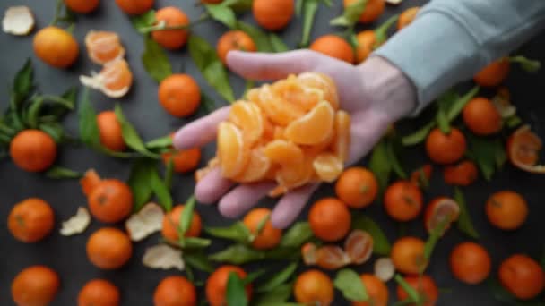Stukjes Clementines Slow Motion Uit Hand Gegooid Schot Van Boven — Stockvideo