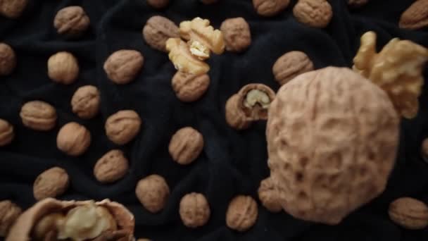 Очищенные Неочищенные Орехи Падают Одну Кучу Орехов Стол Замедленной Съемке — стоковое видео