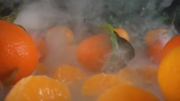 Snijdt Mandarijnen Hele Clementines Tafel Temidden Van Bevroren Rook — Stockvideo