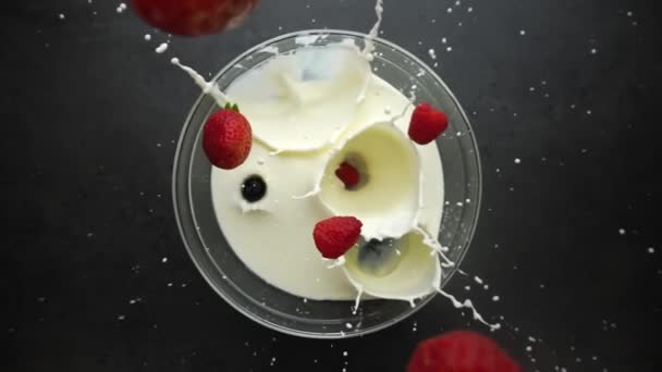 Полуниця Малина Вливаються Склянку Молока — стокове відео