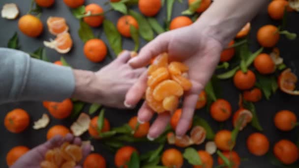Hand Gooit Clementine Plakken Slow Motion — Stockvideo