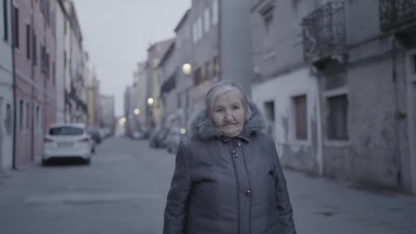Una Anciana Está Paseando Por Una Concurrida Calle Ciudad Llena — Vídeos de Stock