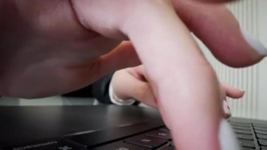 Ciddi kadın parmakları ofiste çalışırken klavyeye yazı yazar.