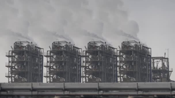 Завод Излучающий Дым Своих Дымовых Труб Облачном Небе Окруженный Башнями — стоковое видео