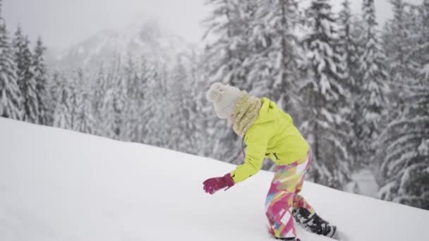 Маленькая Девочка Трудом Ходит Большому Слою Снега Горе Лесу — стоковое видео