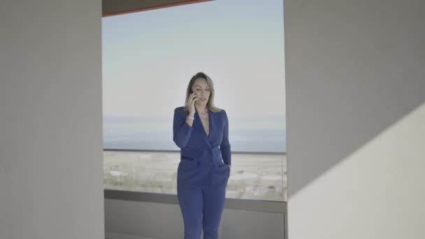 Mulher Elegante Vestido Azul Falando Telefone Varanda Frente Mar — Vídeo de Stock