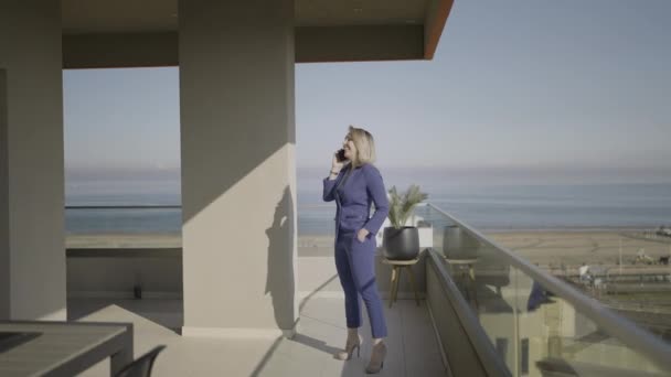 Donna Elegante Professionale Sorridente Telefono Sul Balcone Con Una Splendida — Video Stock