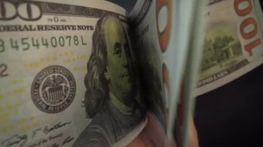 Banknotlar hızlı bir şekilde makro olarak kayar..