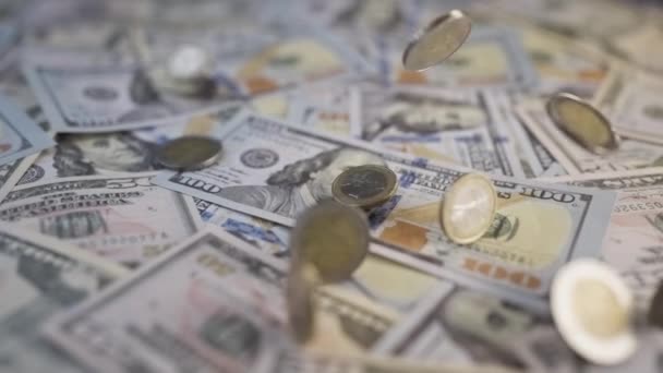 Monete Euro Cadono Rallentatore Rispetto Alle Banconote Dollari Statunitensi Nelle — Video Stock